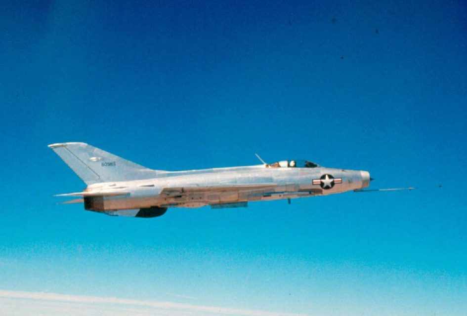 Os EUA adquiriu uma série de caças MiG-21 de forma clandestina para avaliar sua performance (USAF)