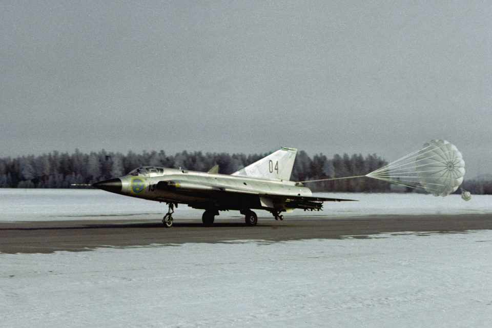 Com paraquedas de frenagem, o Draken precisava de apenas 680 metros para pousar; para decolar era preciso uma pista de 920 m (SAAB)