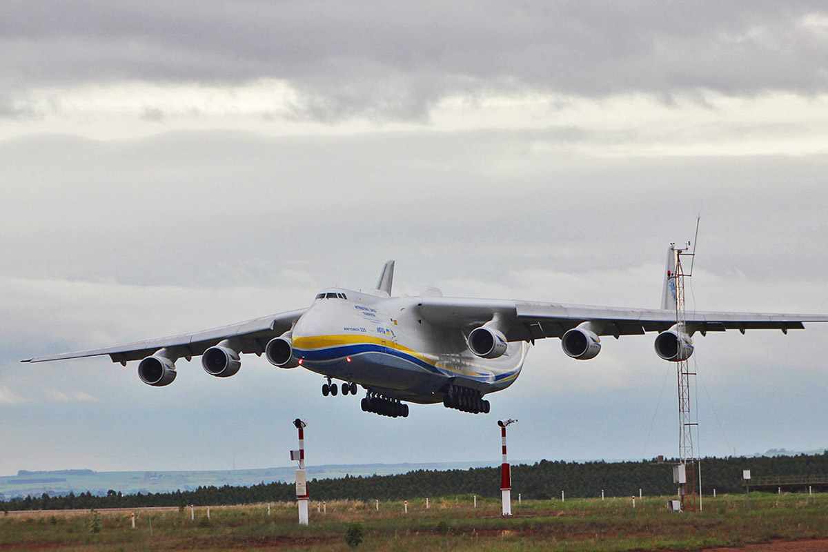 Antonov AN-225 em Viracopos: de volta ao Brasil quase seis anos depois (foto: Thiago Vinholes)