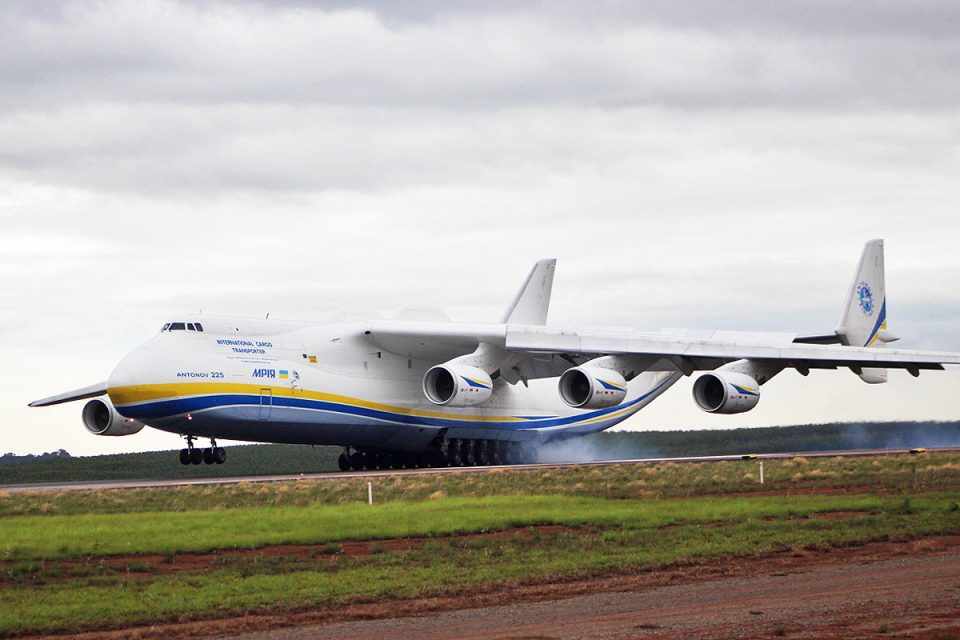 O Antonov AN-225 é o maior avião do mundo, com 84 metros de comprimento (Thiago Vinholes)