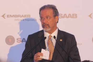 "O ônus da paz no Brasil não será eterno", disse o ministro da defesa do Brasil