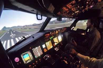 Vídeo: acompanhe um pouso e decolagem no simulador de Boeing 737-800 da Gol