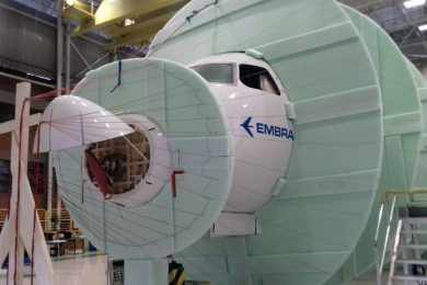 Teste de choque: o Lighting Test é obrigatório para a certificação de uma aeronave comercial (Embraer)