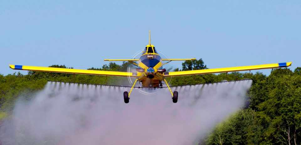 O AT-802 em sua função original, dispersando agentes pesticidas em plantações (Air Tractor)
