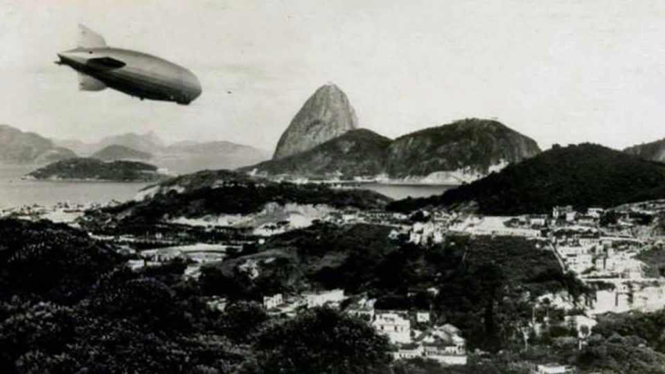Graf Zeppelin sobrevoando o Rio de Janeiro (MUSAL)