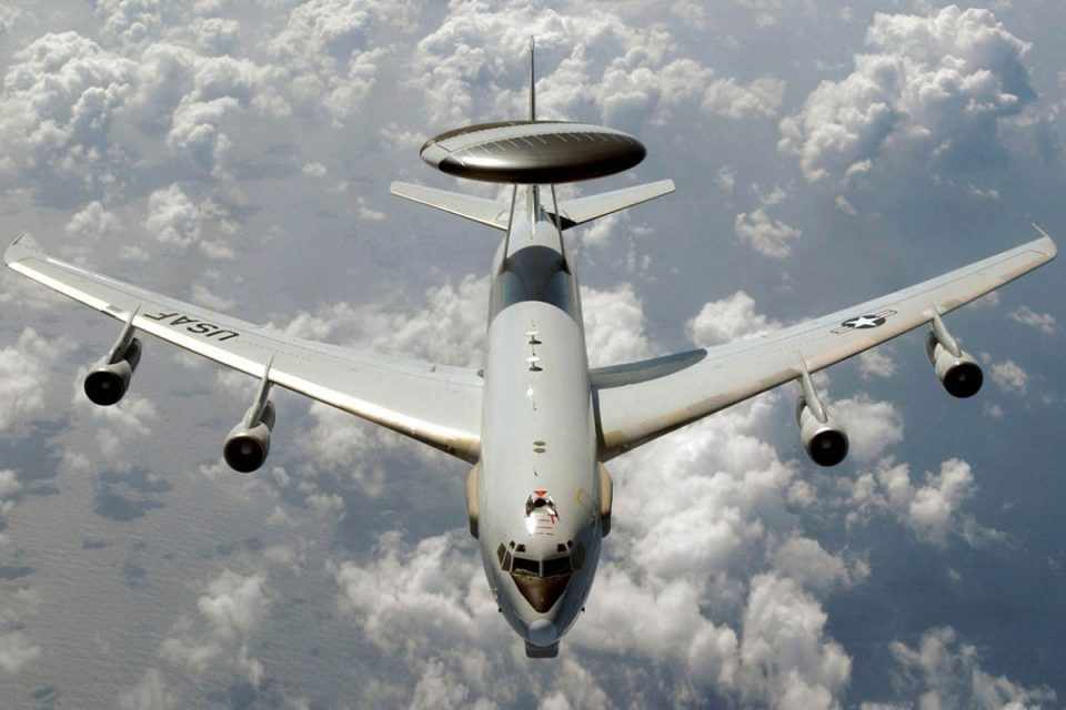 O radar do E-3 Sentry pode encontrar aeronaves inimigas a 450 km de distância (USAF)