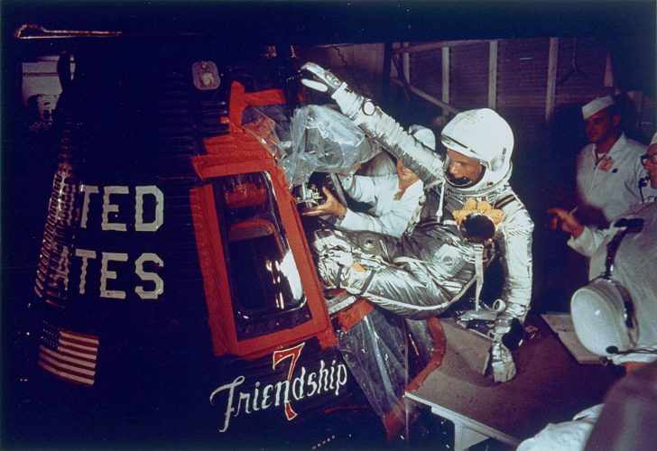 Glenn entrando na cápsula Friendship 7, a primeira nave espacial tripulada dos EUA (NASA)