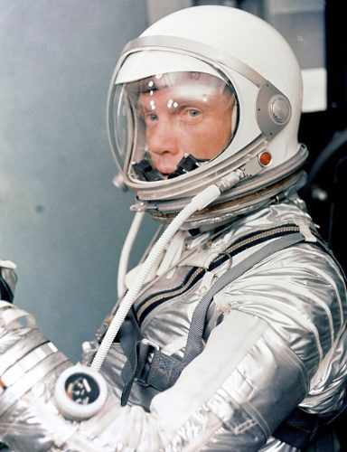 John Glenn vestindo um primitivo traje espacial, em 1962 (NASA)