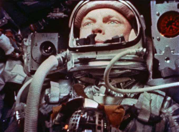 John Glenn a bordo da cápsula Friendship 7, pela primeira vez em órbita espacial (NASA)