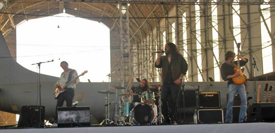 A banda cover de Led Zeppelin tocou na festa de 80 anos do hangar em Santa Cruz (Thiago Vinholes)