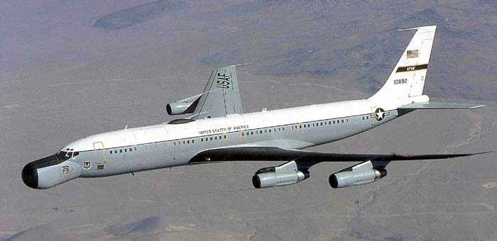 O EC-135 e seu peculiar nariz: a peça esconde um radar de longo alcance (USAF)