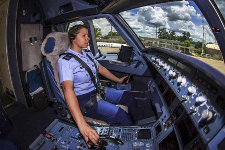 Capitão Carla Borges no comando do VC-1, o avião presidencial do Brasil (FAB)