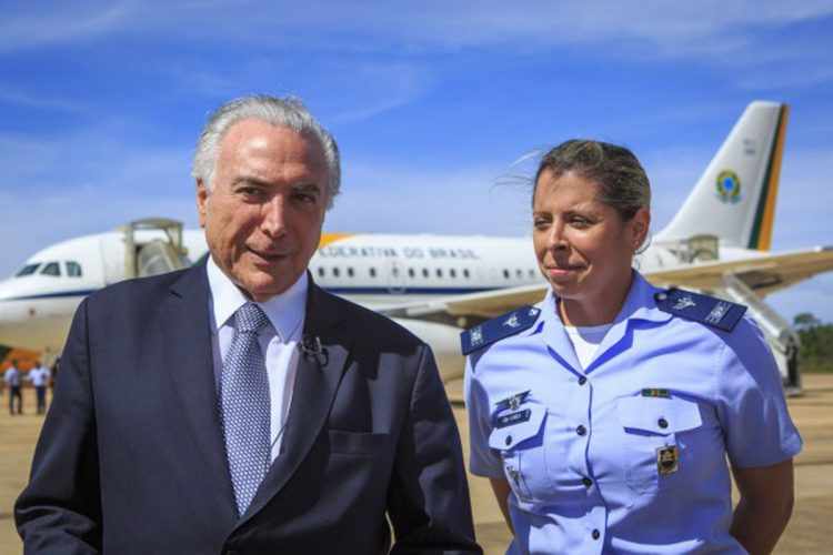 Presidente Michel Temer ao lado da Capitão Carla, com o VC1-A ao fundo (FAB)