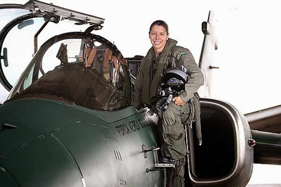 A capitão Carla Borges foi a primeira piloto de caça do Brasil (FAB)