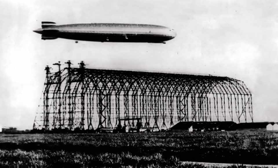 Hindenburg sobrevoando Santa Cruz, enquanto o hangar ainda estava em construção (MUSAL)
