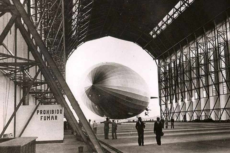 Hindeburg entrando no hangar em Santa Cruz, em meados de 1936 (BASC)