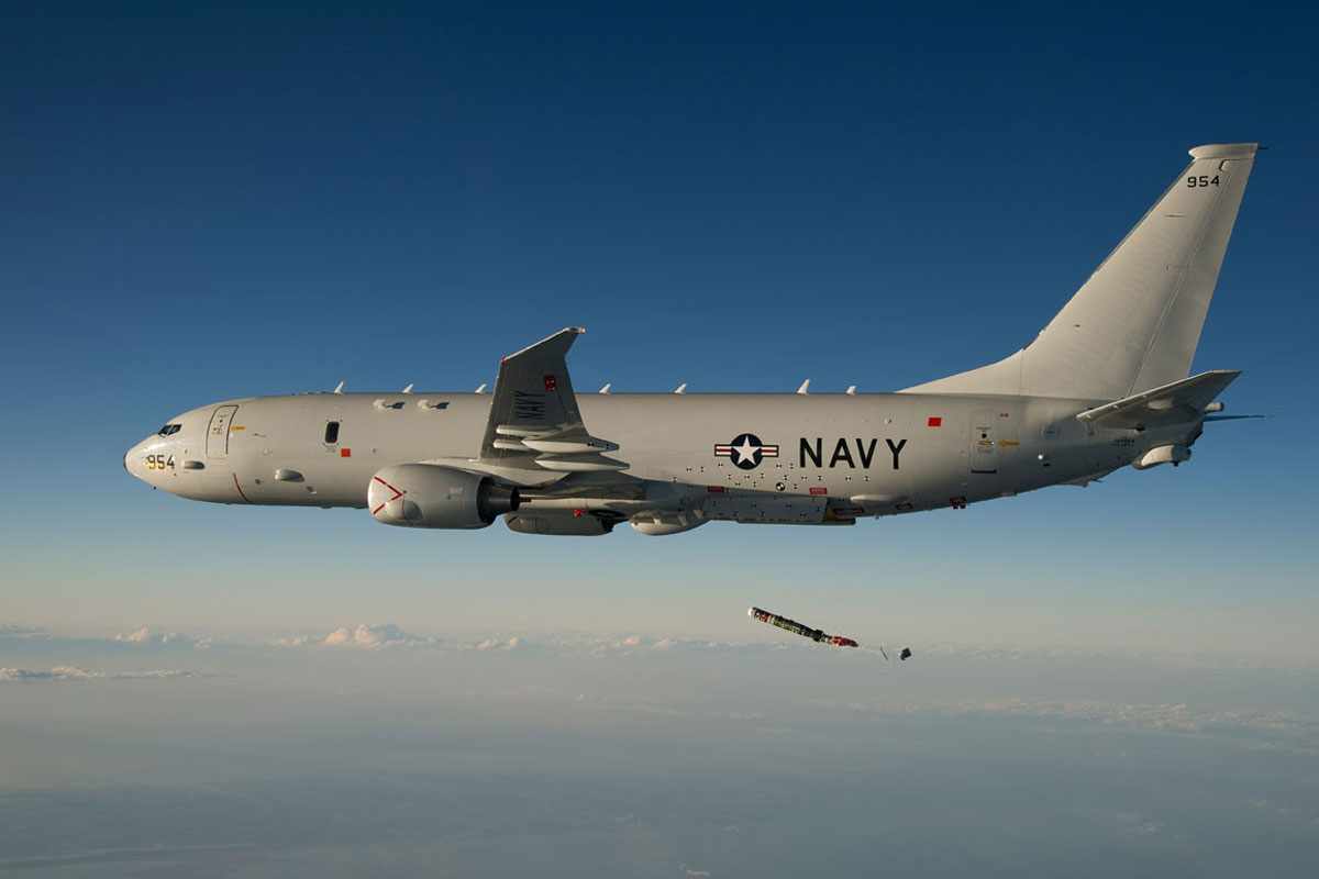 P-8 da Marinha dos EUA lançando um torpedo de busca submarina (US Navy)