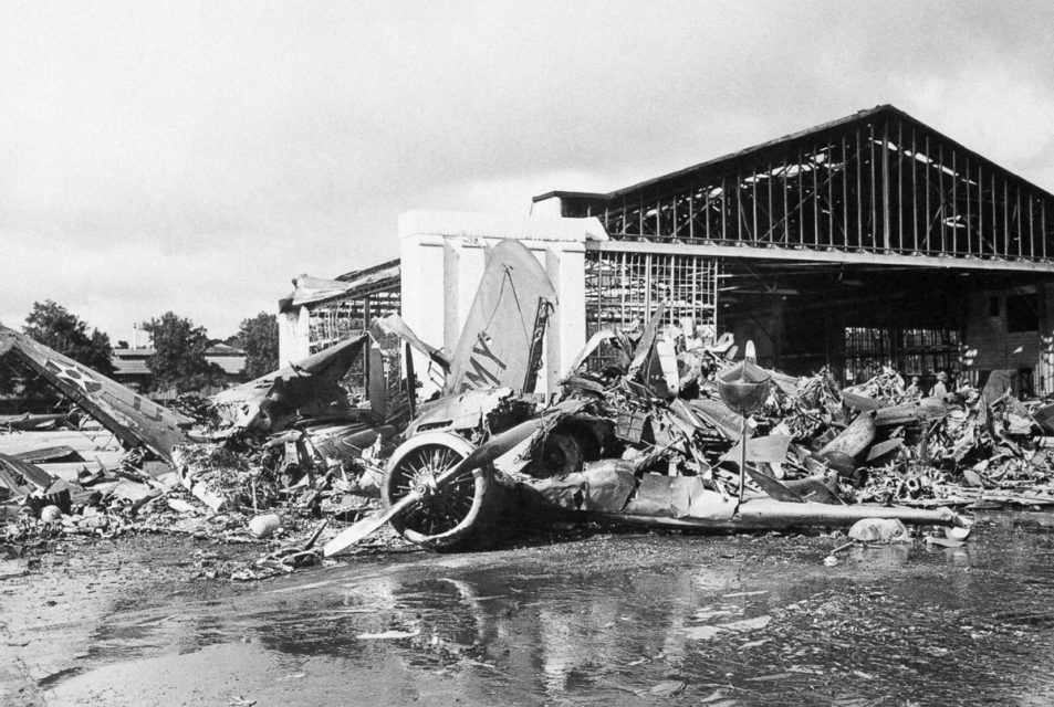 Destroços de um caça P-36 após o ataque japonês em Pearl Harbor (Domínio Público)