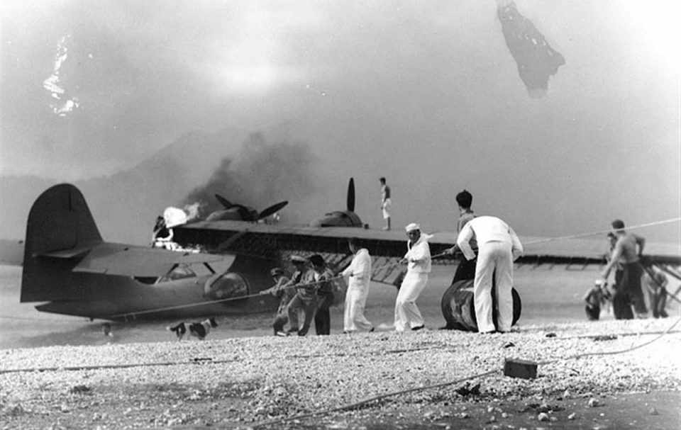 PBY Catalina em chamas em Pearl Harbor; os EUA perderam mais de 340 aviões nesse dia (Domínio Público)