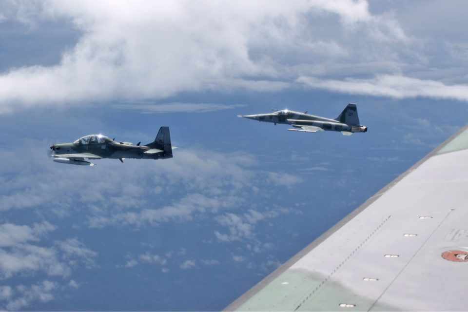 O Super Tucano voa a velocidade máxima de 590 km/h; já o F-5 alcança 1.700 km/h (FAB)