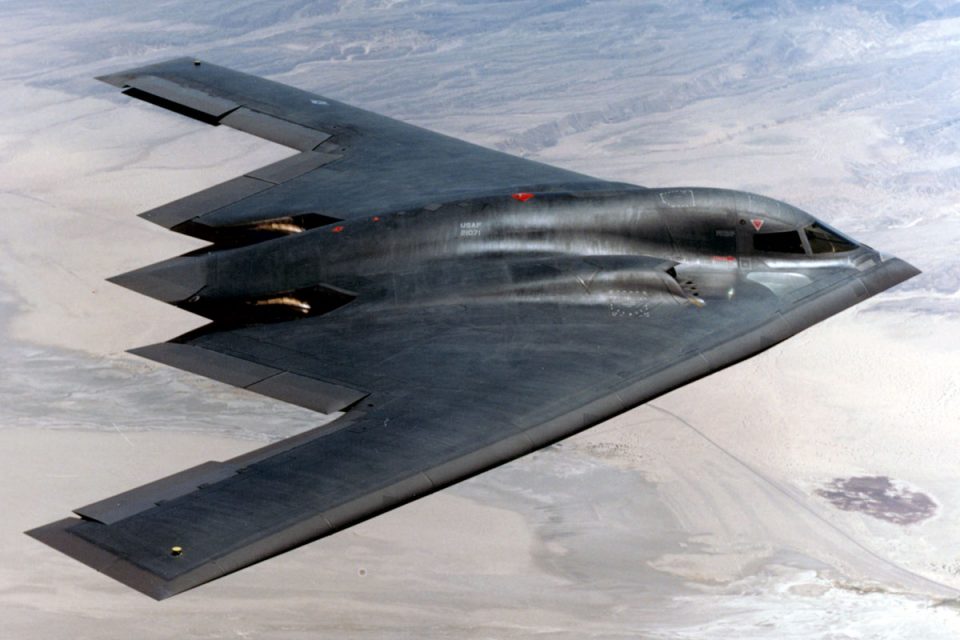 O B-2 Spirit pode realizar tanto bombardeiros convencionais, como ataques com armas nucleares (USAF)