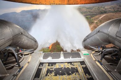 O Hercules pode despejar até 12 mil litros de água de um vez sobre incêndios (FAB)