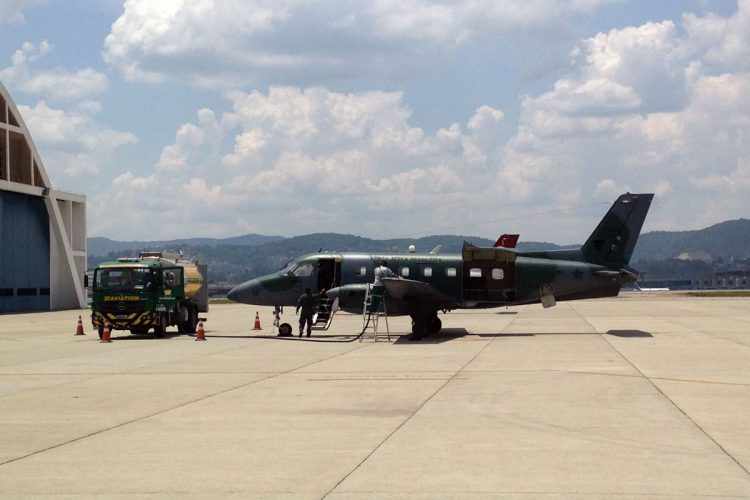 Bandeirante sendo preparado para o voo, na Base Aérea de São Paulo (Thiago Vinholes)