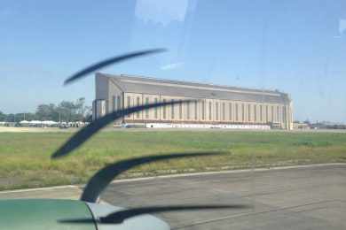 O suntuoso hangar do Zeppelin, próximo a pista da Base Aérea de Santa Cruz (Thiago Vinholes)