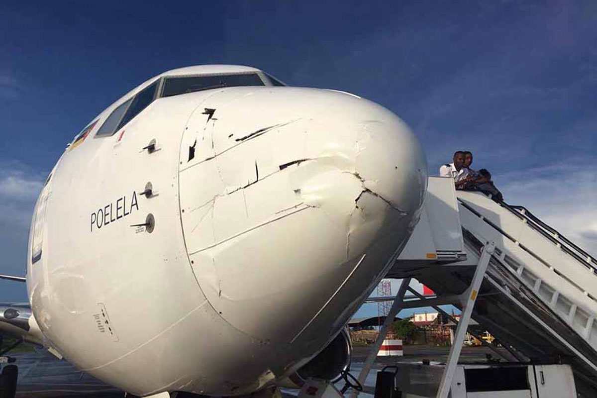 Radome do 737 da LAM danificado pelo choque com um drone (Newsavia)