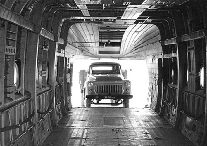 O compartimento de carga do V-12 permitia a entrada de caminhões e tanques de guerra (Domínio Público)