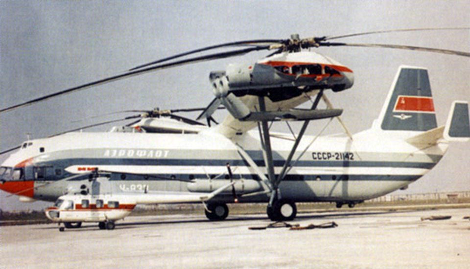 O Mil V-12 junto de um Mi-2, um helicóptero com cerca de 3.500 kg (Domínio Público)