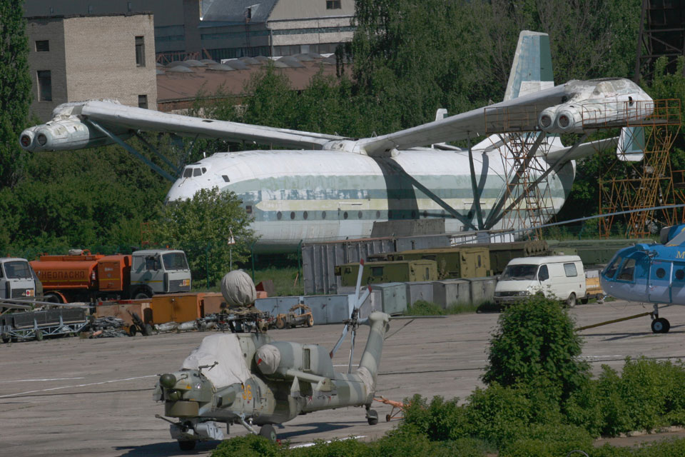 O segundo protótipo do V-12 permanece na fábrica da Mil; os rotores foram retirados (Yuriy Lapitskiy)