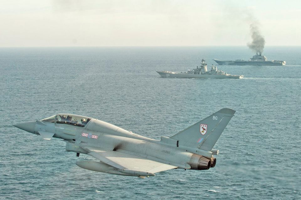 Caça Typhoon voa próximo à esquadra russa de passagem pelo Canal da Mancha (RAF) 