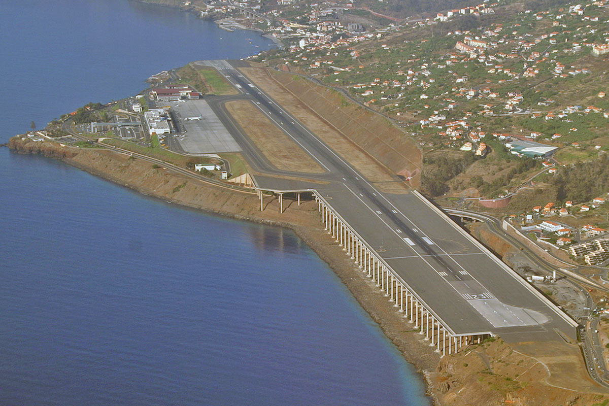 Parte da pista do Aeroporto da Madeira é sustentada por pilares (Divulgação)
