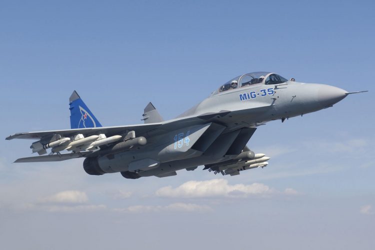 O MiG-35 conta com oito pontos para fixação de armamentos; o modelo na imagem é o MiG-35D, testado em 2007 (MiKoyan)