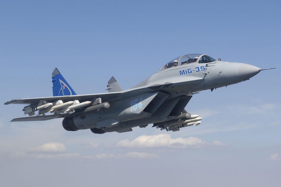 O MiG-35 conta com oito pontos para fixação de armamentos; o modelo na imagem é o MiG-35D, testado em 2007 (MiKoyan)