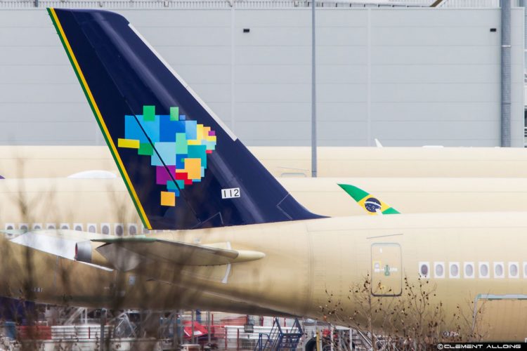 A Airbus chegou a pintar partes de um A350 com as cores da Azul (Clément Alloing)