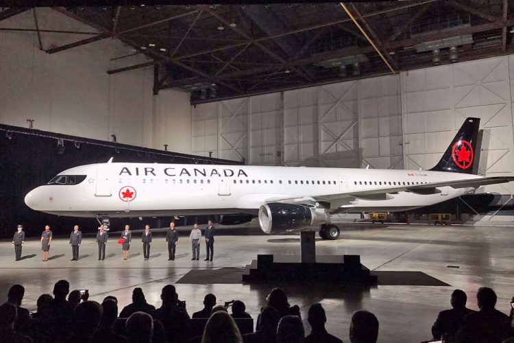 A Air Canada estreou a nova pintura no Airbus A321 (Divulgação)