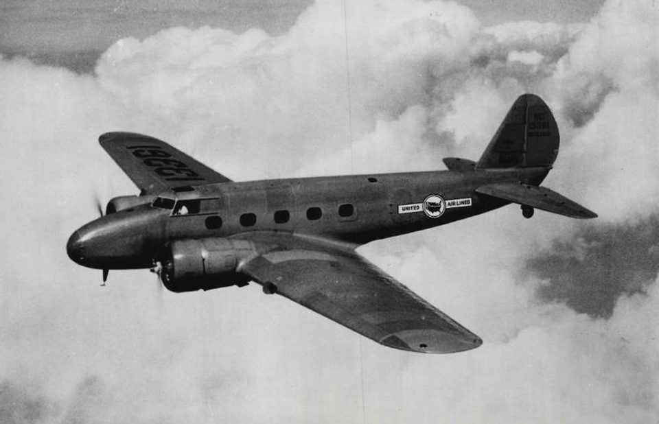 O Boeing 247 foi o primeiro avião comercial com sistema de piloto automático, em 1933 (Domínio Público)