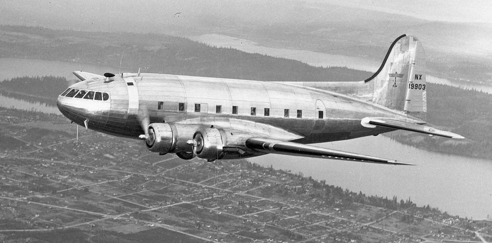 O quadrimotor Boeing 307 foi o primeiro avião comercial com cabine pressurizada (Domínio Público)