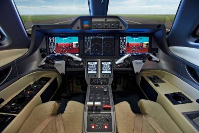 O painel de comando do Phenom 300 é um dos mais avançados do mundo (Embraer)