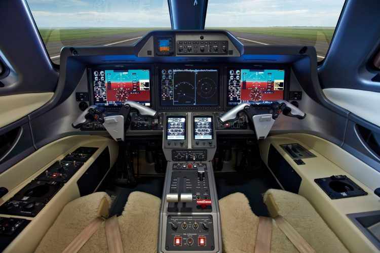 O painel de comando do Phenom 300 é um dos mais avançados do mundo (Embraer)