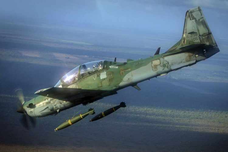 O Super Tucano pode levar uma variado leque de armamentos, como bombas de queda livre (FAB)