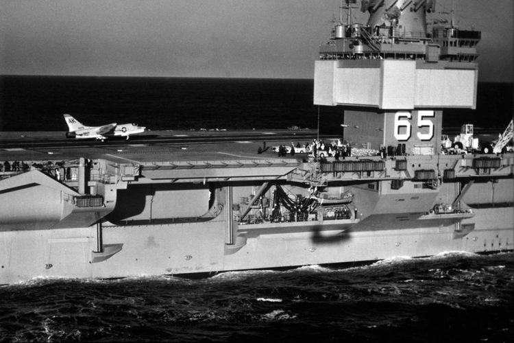 O caça F-8 Crusader foi o primeiro avião que pousou no USS Enterprise, em 1962 (US Navy)