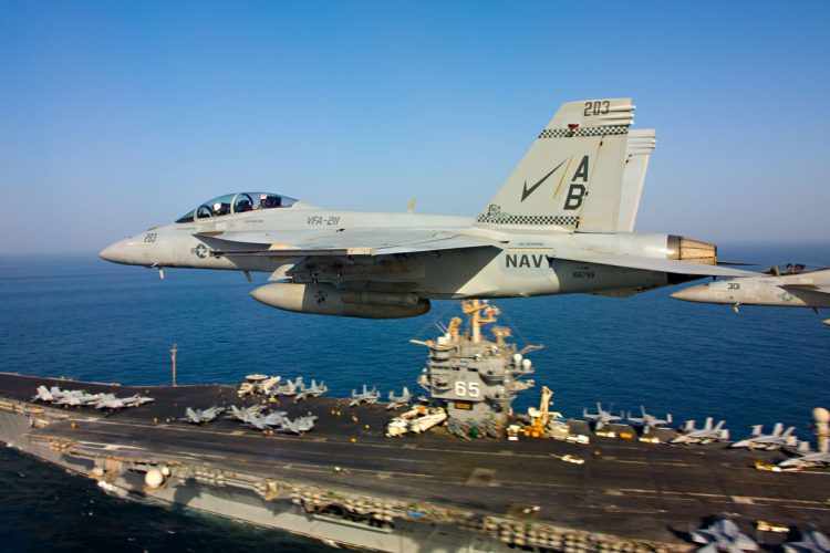 Já o F/A-18 foi a aeronave mais moderna que o porta-aviões recebeu em sua carreira (US Navy)