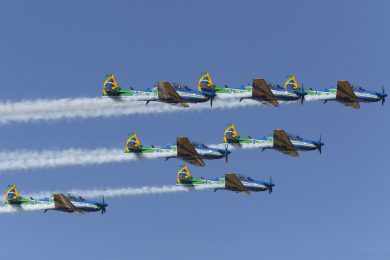 A Esquadrilha da Fumaça voa com o turbo-hélice Embraer Super Tucano (FAB)