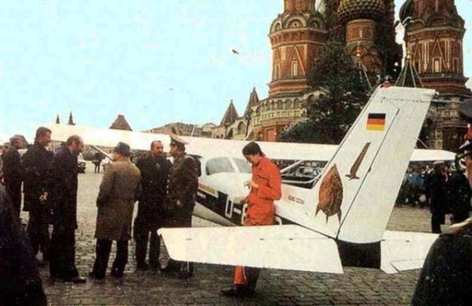O piloto alemão foi preso duas horas depois de pousar ao lado da Catedral São Basílio (Englishrussia)