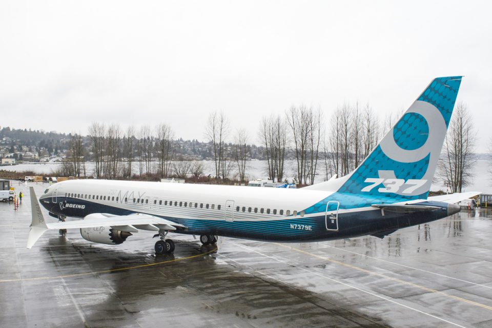 O 737 MAX 9 tem 42,2 metros de comprimento e pesa 88.314 kg (Boeing)