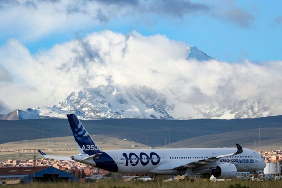 Com vista para os Andes: essa é a primeira vez que o A350-1000 voa pela América do Sul (Airbus)