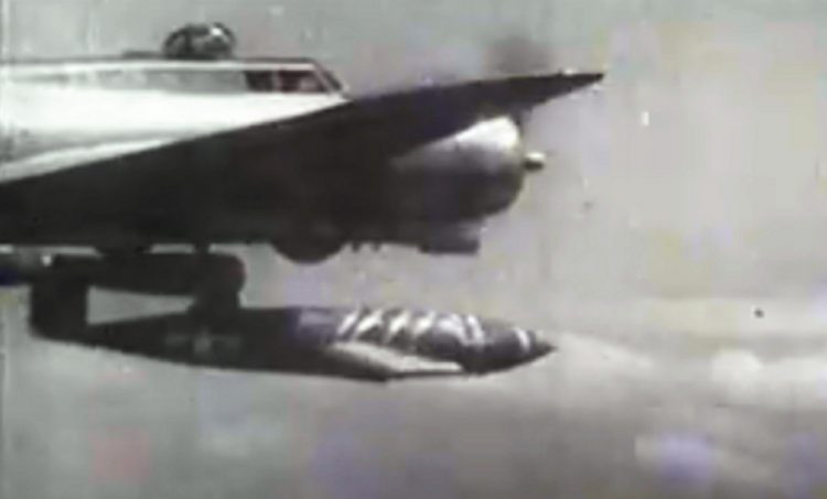 Uma JB-2 sendo lançada a partir de um bombardeiro B-17 (Domínio Público)